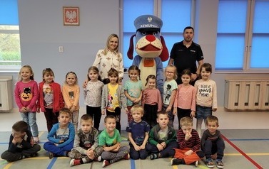 WIZYTA POLICJANTA W PRZEDSZKOLU grupa Pszcz&oacute;łki