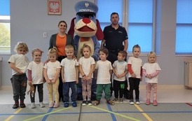 WIZYTA POLICJANTA W PRZEDSZKOLU grupa S&oacute;wki
